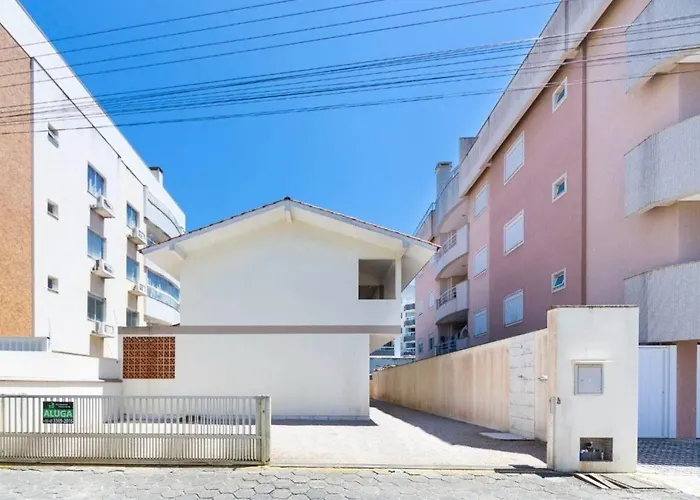 Celso02 - Sobrado 02 Dormitorios Para Ate 06 Pessoas A Poucos Metros Do Mar Em Bombinhas Sc